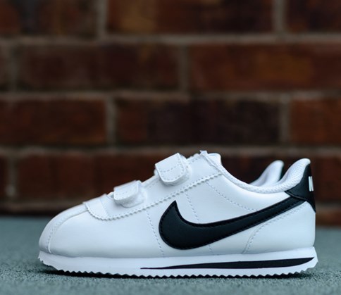 białe nike dziecięce z czarnym logo
