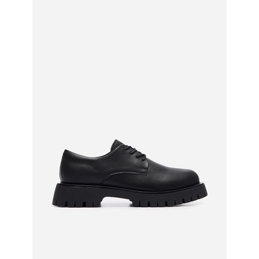 Buty derby na grubej podeszwie czarne - Czarny House 45 House