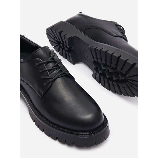 Buty derby na grubej podeszwie czarne - Czarny House 43 House