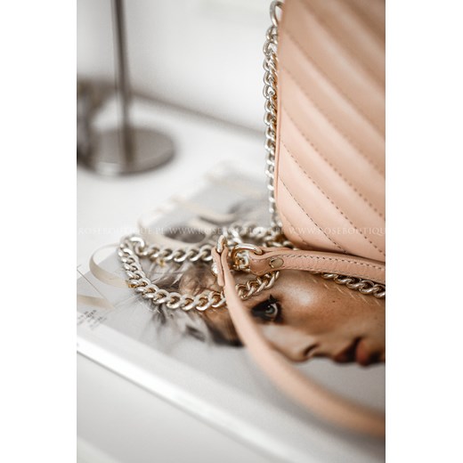 Listonoszka Rose Boutique z breloczkiem na ramię pikowana