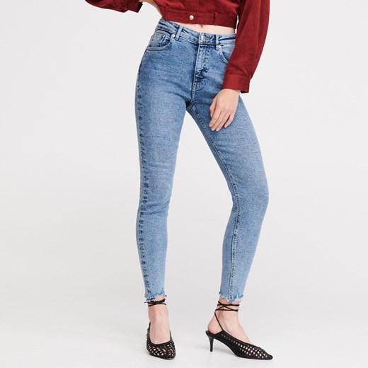 Jeansy damskie Reserved w miejskim stylu