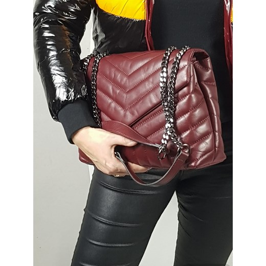 Listonoszka czerwona Yourka bez dodatków na ramię pikowana elegancka