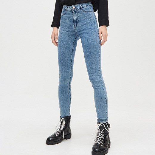 Jeansy damskie Cropp gładkie niebieskie w miejskim stylu