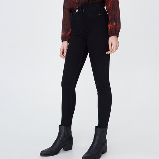 Sinsay - Spodnie jeansowe ECO AWARE - Czarny Sinsay 38