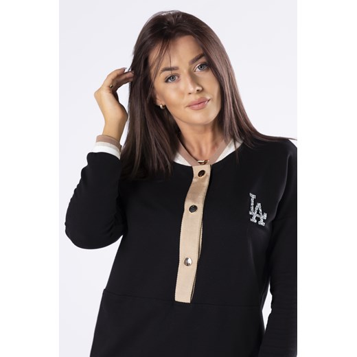 sukienka o sportowym kroju z błyszczącą naszywką na biuście i ozdobnymi guzikami Ptakmoda.com 42 ptakmoda.com