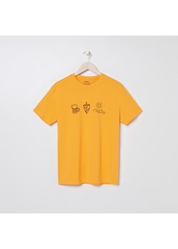 T-shirt męski Sinsay złoty młodzieżowy z krótkim rękawem