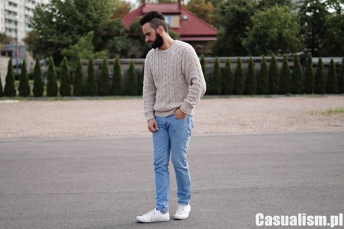 Gruby sweter w warkocze
