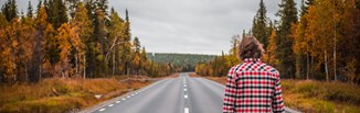 Męska koszula w kratę - jak nosić HIT sezonu?