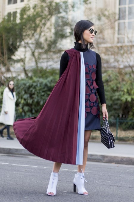 Botki z odsłoniętymi palcami typu peep toe w stylizacji jesiennej.