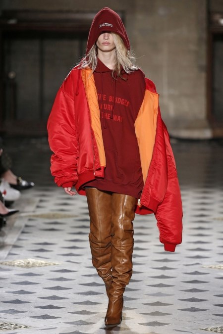 Modelka w czerwonej bluzie damskiej z kapturem z jesienno-zimowego pokazu Vetements.