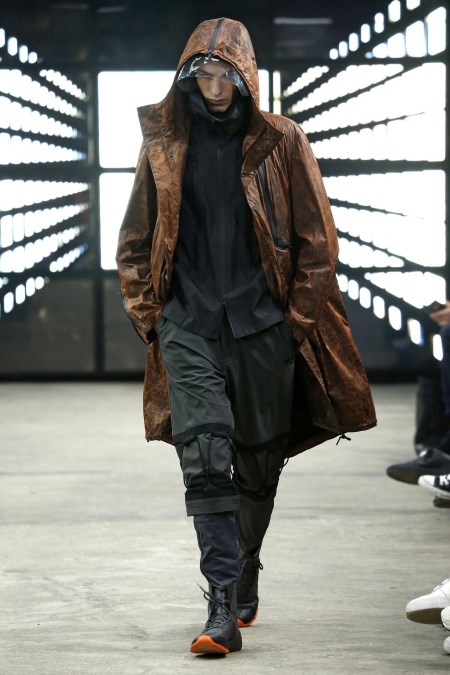 Oversize'owa kurtka męska typu parka w jesienno-zimowej kolekcji Y3.
