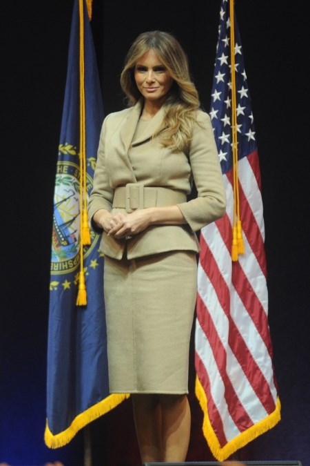 Żona prezydenta elekta Stanóz Zjednoczonych Melania Trump w beżowej garsonce.
