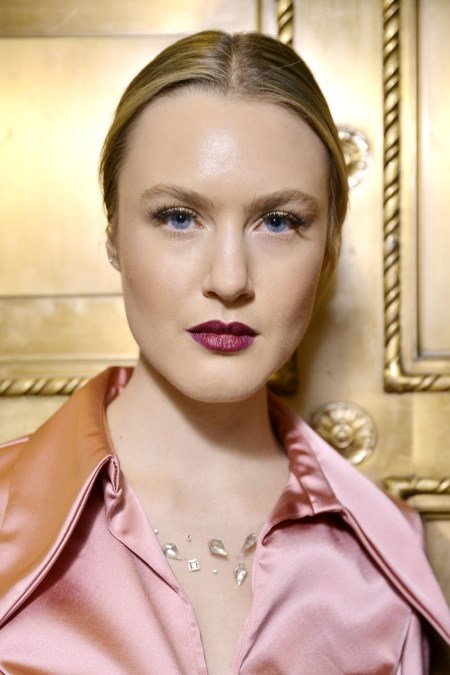 Burgundowe usta modelki z pokazu Poplmresska Nina Geyzer House Of Perna.