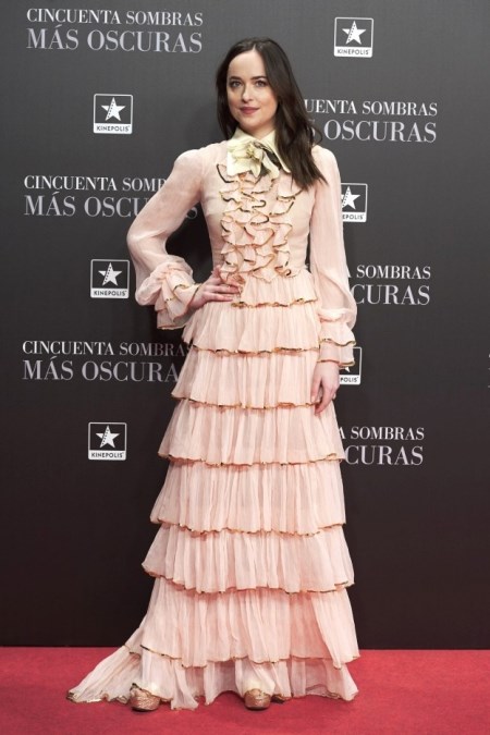 Dakota Johnson w beżowej sukience maxi z falbanami.