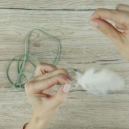 Choker DIY - owijanie końcówki rzemyka nitką.