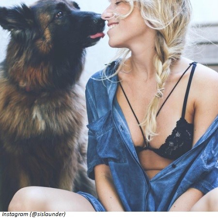 Blondynka w dżinsowej koszuli z psem