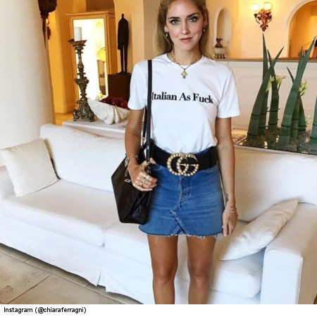 chiara ferragni z jeansowej spódnicy i białym topie