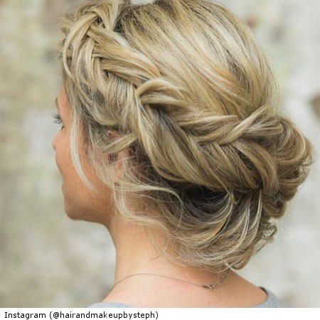 blond włosy z upiętym kłosem
