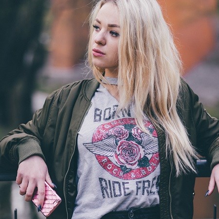 Dziewczyna w bomberce khaki i t-shirce z nadrukiem