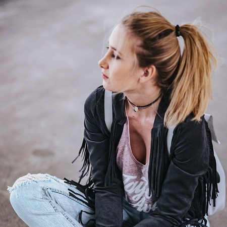Blondynka w czarnej skórze z frędzlami