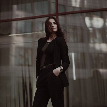 Elegancka dziewczyna ubrana na czarno