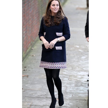 Kate Middleton w granatowej sukience i czarnych rajstopach