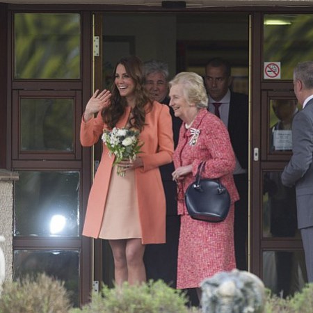 Kate Middleton w łososiowej sukience i brzoskwiniowym żakiecie