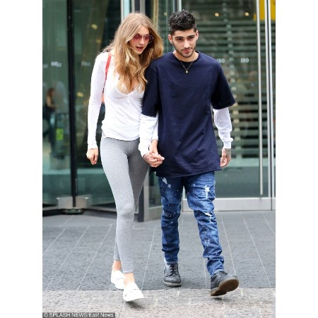 Bella Hadid w szary leginsach