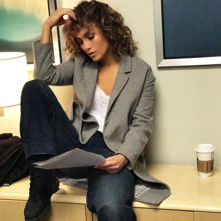 Jennifer Lopez w szarej marynarce