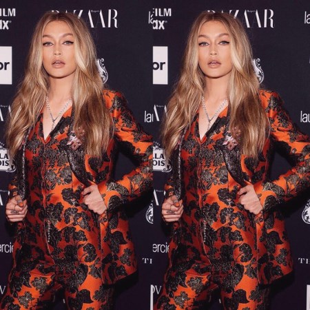Gigi Hadid w pomarańczowym kostiumie w kwiaty