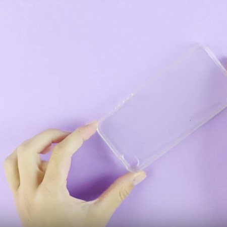 Przezroczyste etui do smartfona w ręce