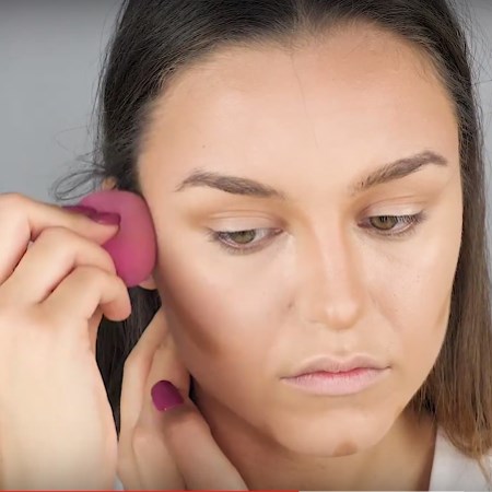 Rozcieranie bronzera przy pomocy gąbeczki