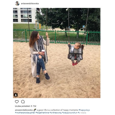 Wendzikowska na placu zabaw z dzieckiem