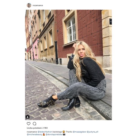 Rozalia Mancewicz siedząca na krawężniku