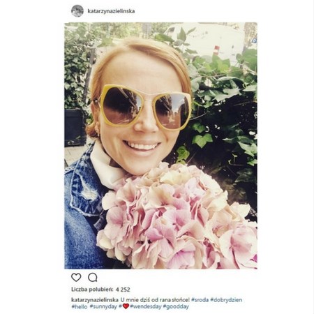 Kasia Zielińska z różowymi kwiatkami