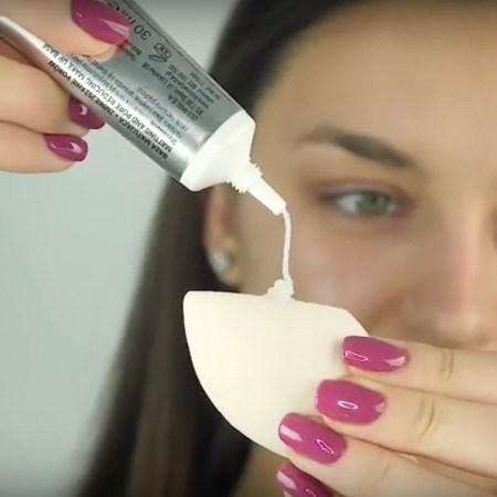 Aplikacja bazy pod makijaż na beauty blender