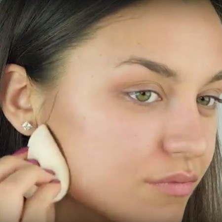 Rozcieranie bazy przy uzyciu beauty blendera