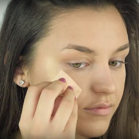 Nakładanie rozświetlacza beauty blenderem na kości policzkowe