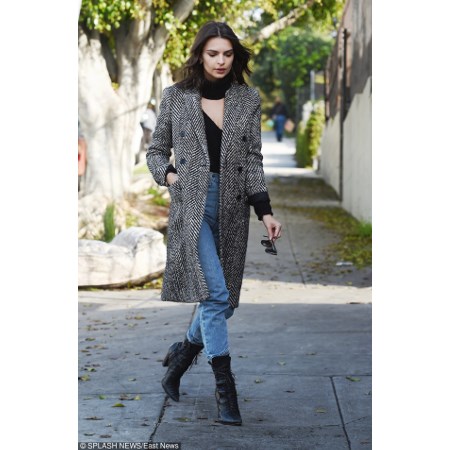 Emily Ratajkowski w czarnych botkach i jeansach z wysokim stanem