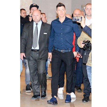 Lewandowski w niebieskiej koszuli i czarnych spodniach