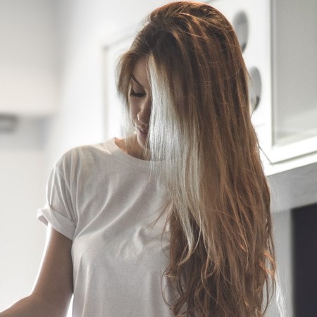 blondynka w długich włosach i w białym t-shircie