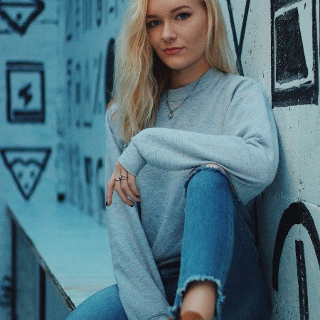 Dziewczyna w szarej bluzie i jeansach
