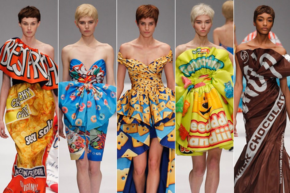 Modelki ubrane w suknie z motywami emoji na pokazie Moschino