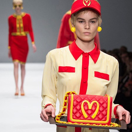 Modelka z torebką z logo McDonalda