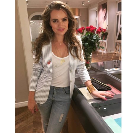niklińska w żakiecie w paski i białej bluzce
