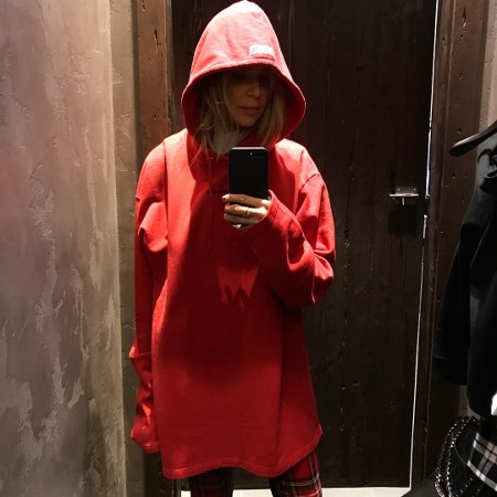 Maja sablewska w czerwonej bluzie z kapturem