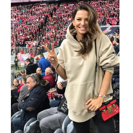 Lewandowska w beżowej bluzie