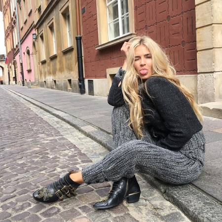 Rozalia mancewicz w czarnych botkach