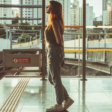 dziewczyna w spodniach typu mom jeans