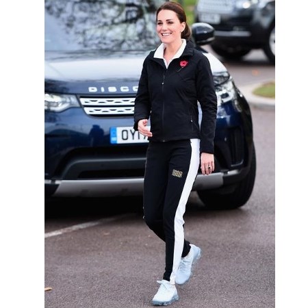 Kate Middleton w czarnym dresie, białych adidasach i białej koszulce polo